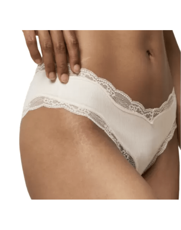 Triumph 42 kreminės spalvos su nėriniais kelnaitės natural spotlight hipster