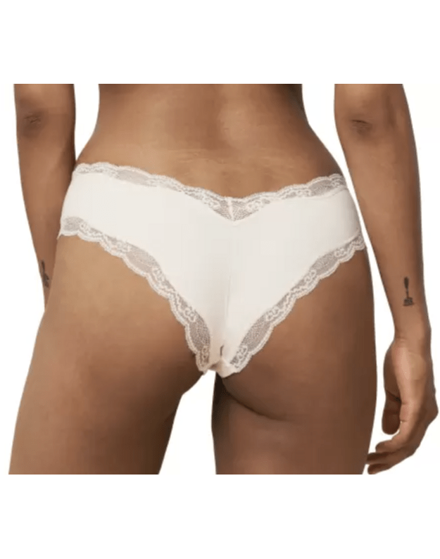 Triumph 42 kreminės spalvos su nėriniais kelnaitės natural spotlight hipster 1