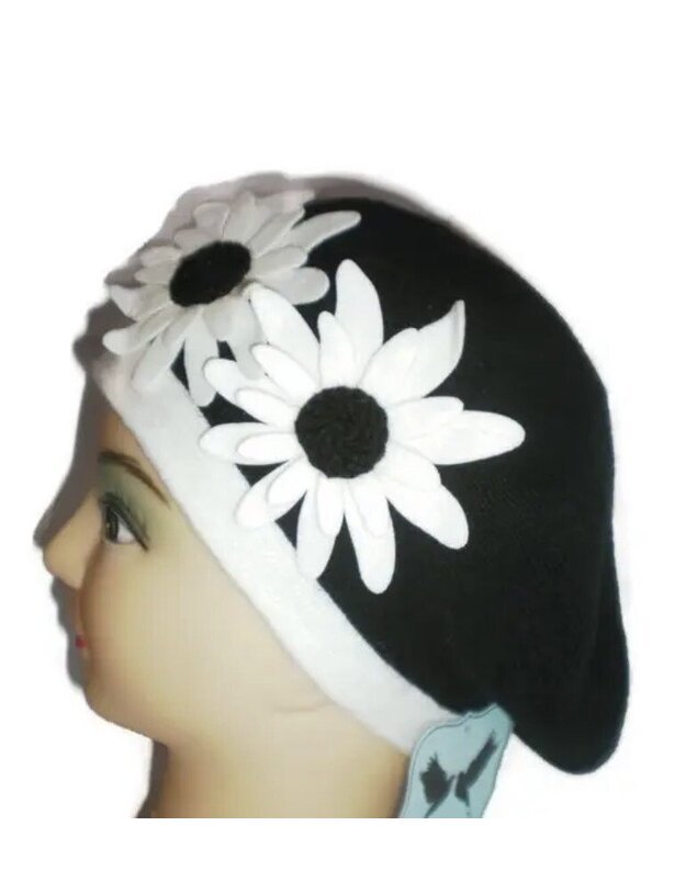 Kamea juoda moteriška kepurė su baltom gelėm Margherita